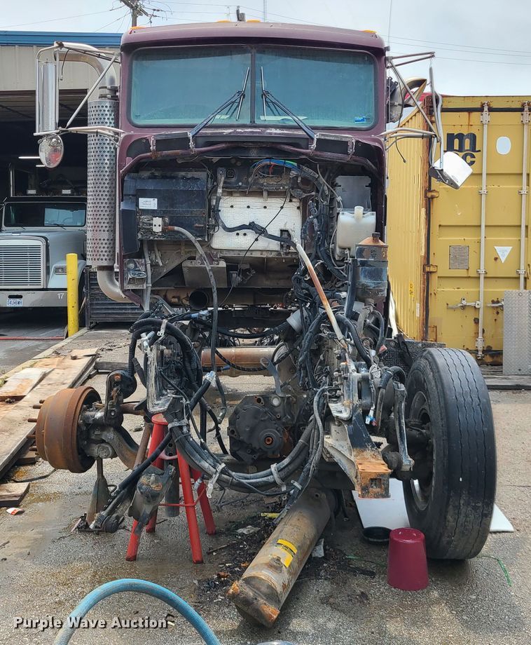 image for item DM8736 2006 Kenworth  truck cab and chassis