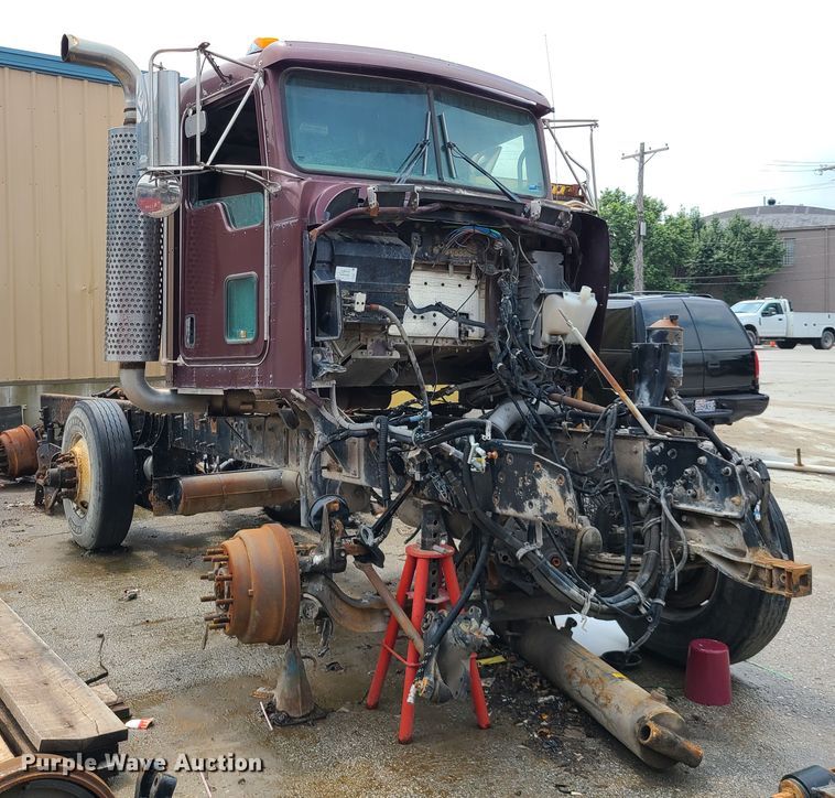 image for item DM8736 2006 Kenworth  truck cab and chassis