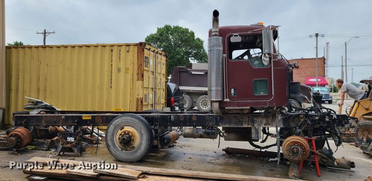 image for item DM8736 2006 Kenworth  truck cab and chassis