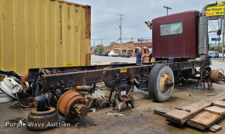 image for item DM8736 2006 Kenworth  truck cab and chassis