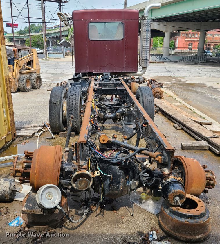 image for item DM8736 2006 Kenworth  truck cab and chassis