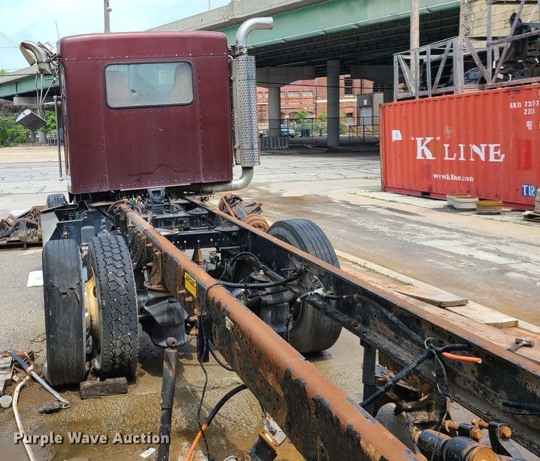 image for item DM8736 2006 Kenworth  truck cab and chassis