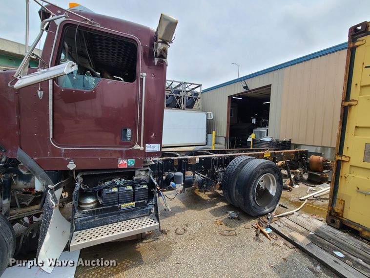 image for item DM8736 2006 Kenworth  truck cab and chassis