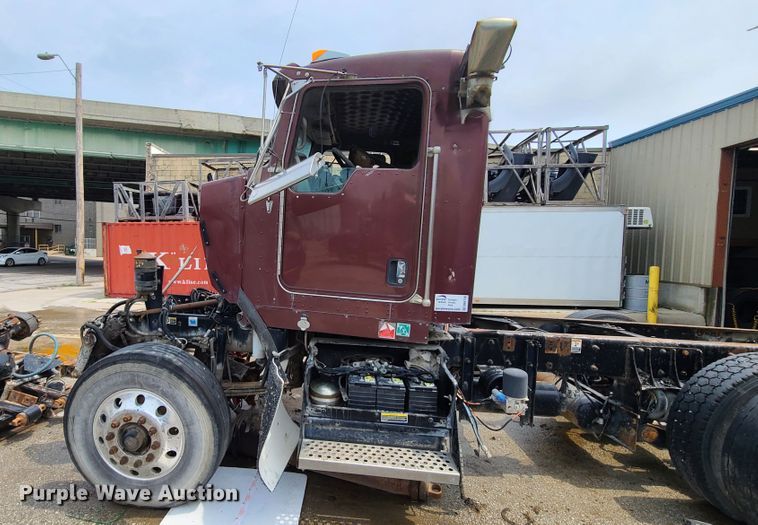 image for item DM8736 2006 Kenworth  truck cab and chassis