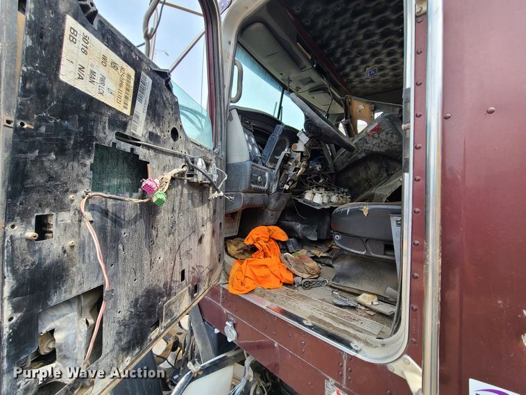 image for item DM8736 2006 Kenworth  truck cab and chassis