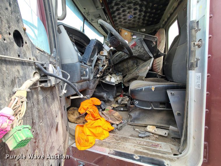 image for item DM8736 2006 Kenworth  truck cab and chassis