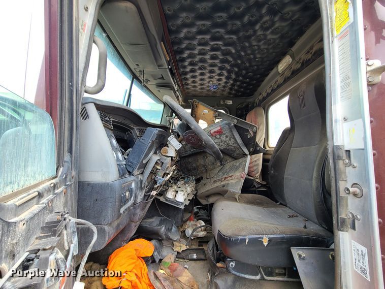image for item DM8736 2006 Kenworth  truck cab and chassis