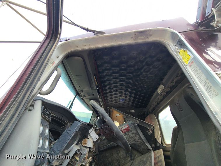 image for item DM8736 2006 Kenworth  truck cab and chassis