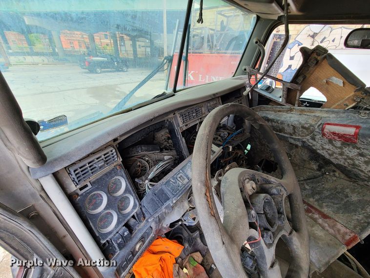 image for item DM8736 2006 Kenworth  truck cab and chassis