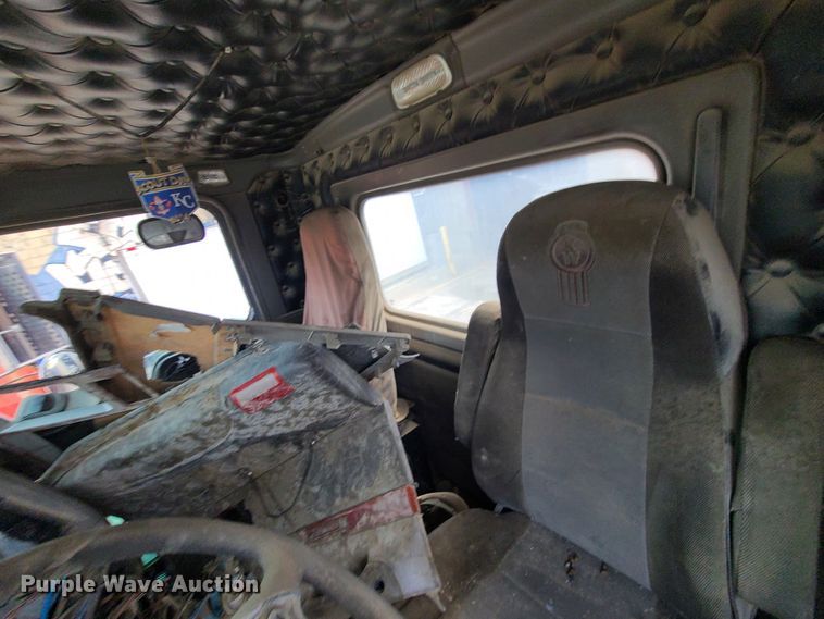 image for item DM8736 2006 Kenworth  truck cab and chassis