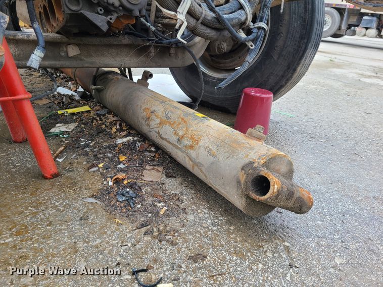 image for item DM8736 2006 Kenworth  truck cab and chassis