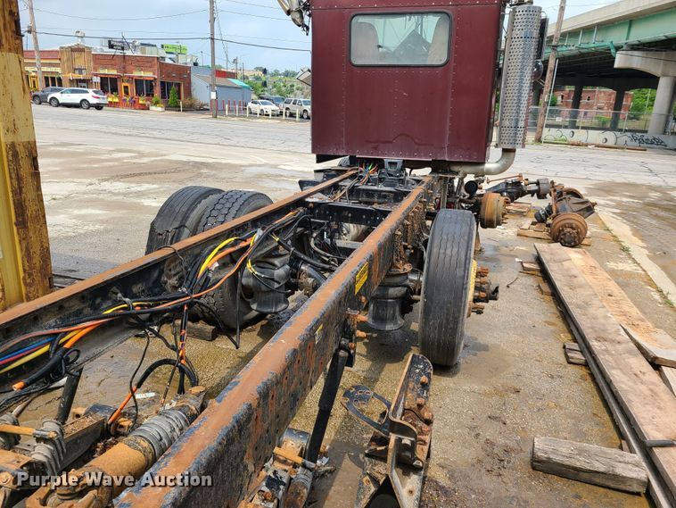 image for item DM8736 2006 Kenworth  truck cab and chassis