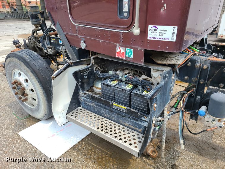 image for item DM8736 2006 Kenworth  truck cab and chassis