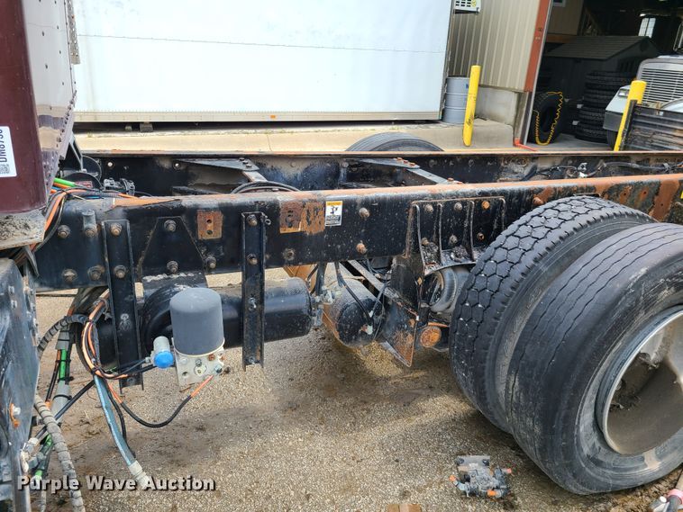 image for item DM8736 2006 Kenworth  truck cab and chassis