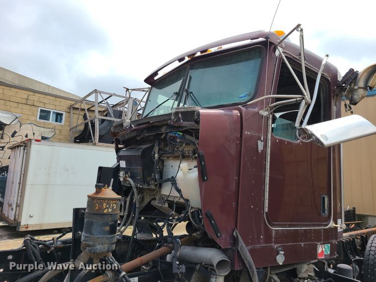 image for item DM8736 2006 Kenworth  truck cab and chassis
