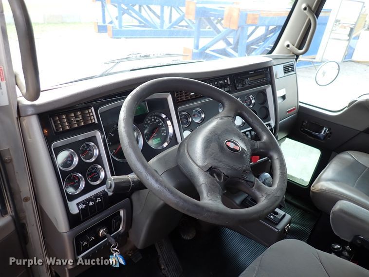 image for item DN1783 2012 Kenworth T800  semi truck