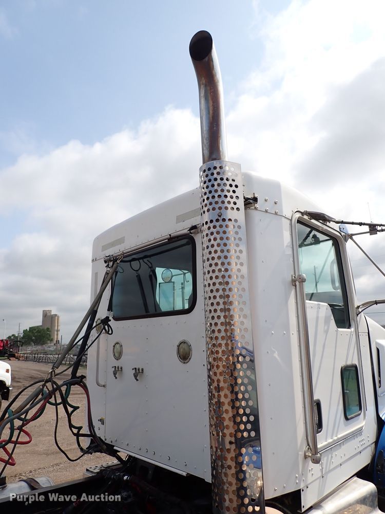 image for item DN1783 2012 Kenworth T800  semi truck