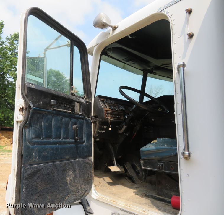 image for item FP9353 1996 Freightliner FLD120  flatbed truck