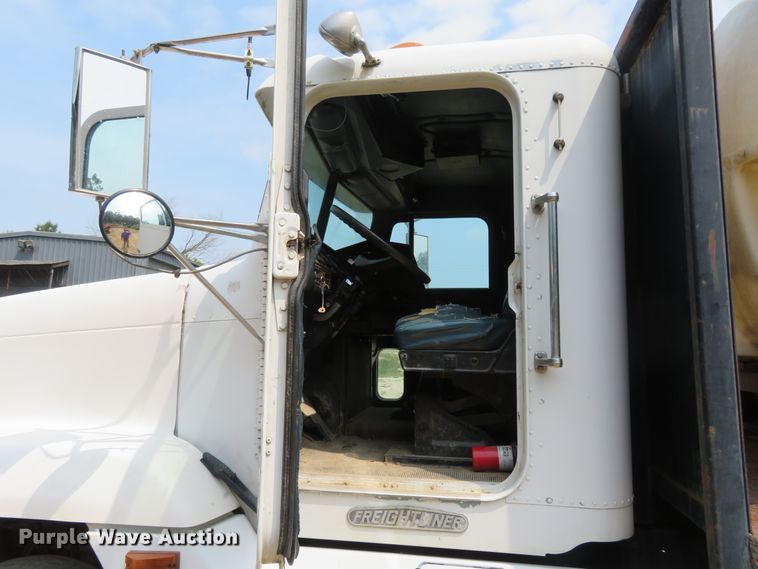 image for item FP9353 1996 Freightliner FLD120  flatbed truck