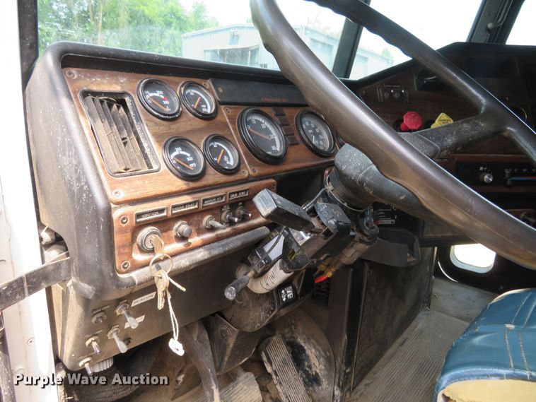 image for item FP9353 1996 Freightliner FLD120  flatbed truck