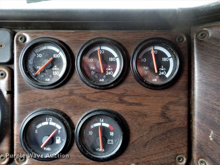 image for item FP9353 1996 Freightliner FLD120  flatbed truck