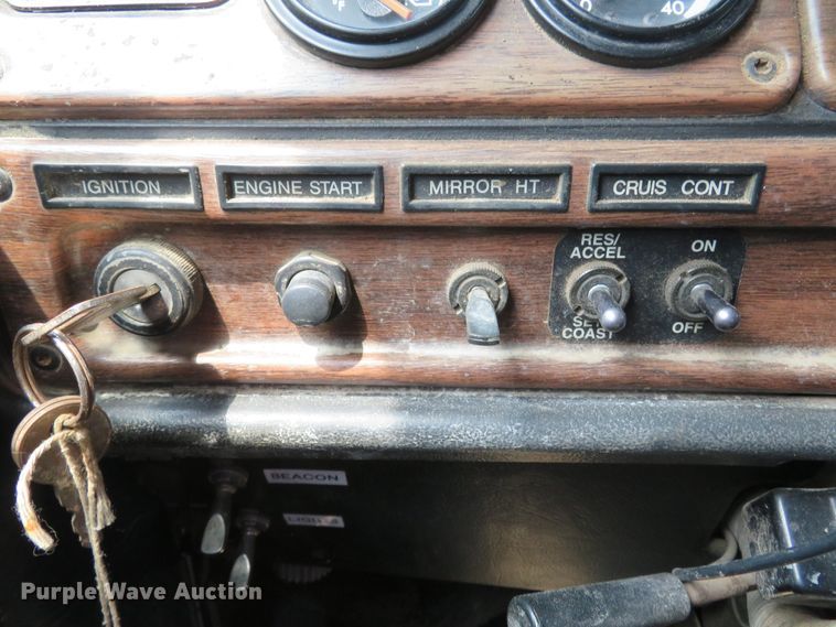 image for item FP9353 1996 Freightliner FLD120  flatbed truck