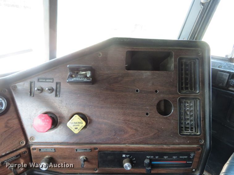 image for item FP9353 1996 Freightliner FLD120  flatbed truck