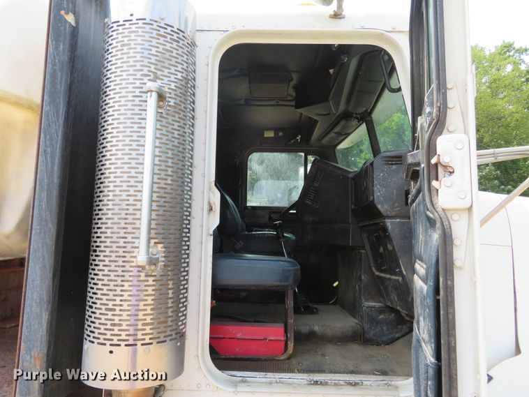 image for item FP9353 1996 Freightliner FLD120  flatbed truck