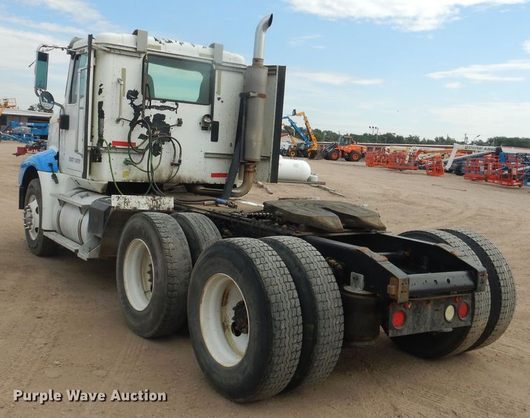 image for item HI9170 2007 International 9200  semi truck