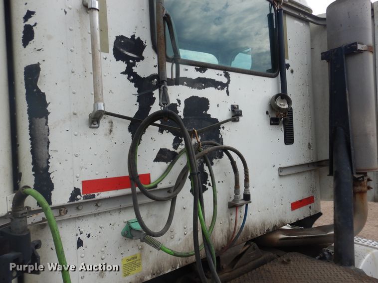 image for item HI9170 2007 International 9200  semi truck