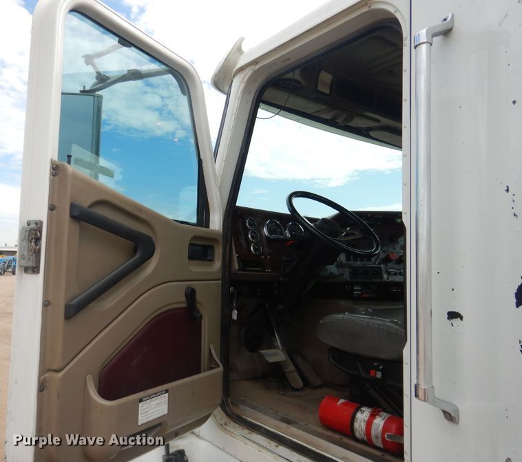 image for item HI9170 2007 International 9200  semi truck