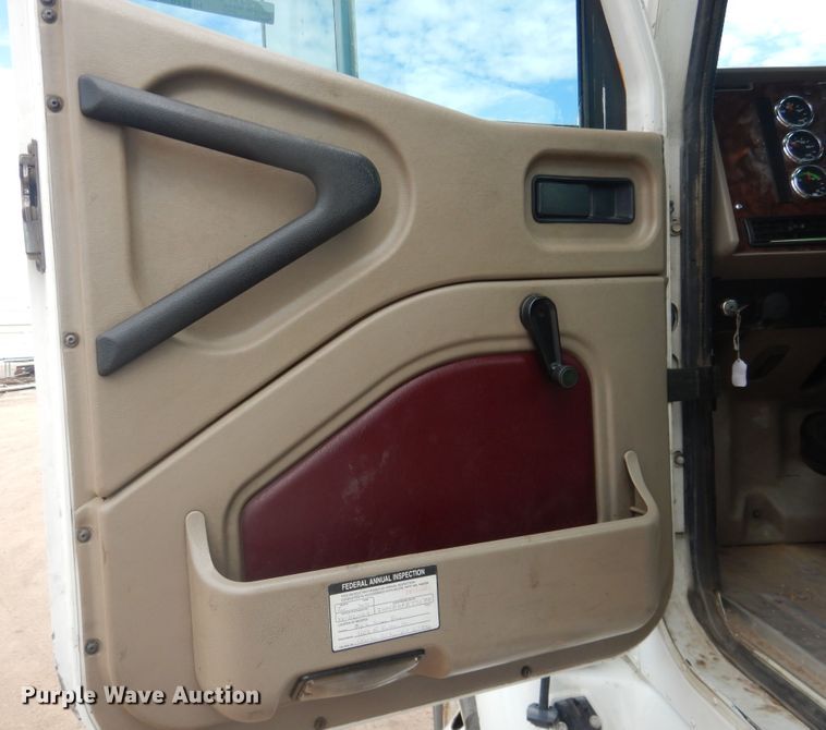 image for item HI9170 2007 International 9200  semi truck