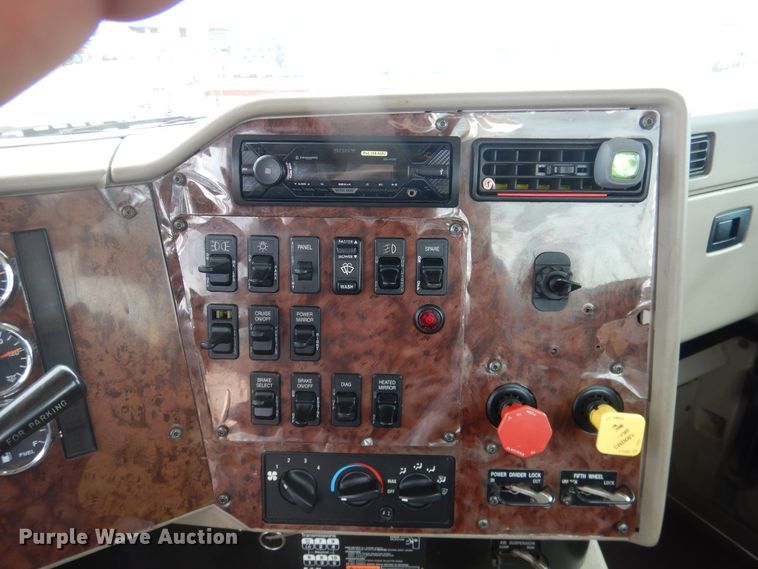 image for item HI9170 2007 International 9200  semi truck