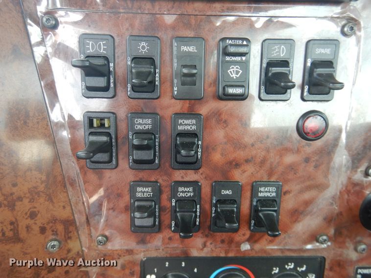 image for item HI9170 2007 International 9200  semi truck