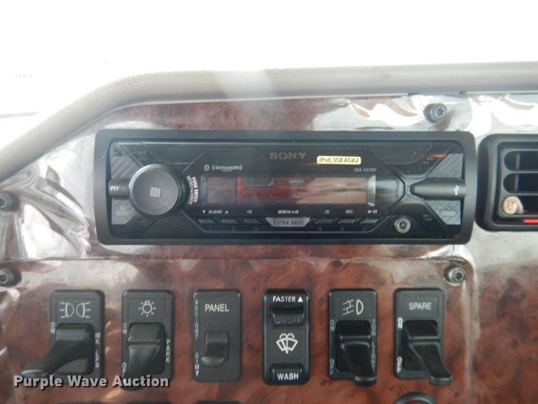 image for item HI9170 2007 International 9200  semi truck