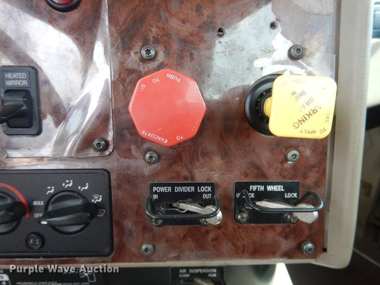 image for item HI9170 2007 International 9200  semi truck