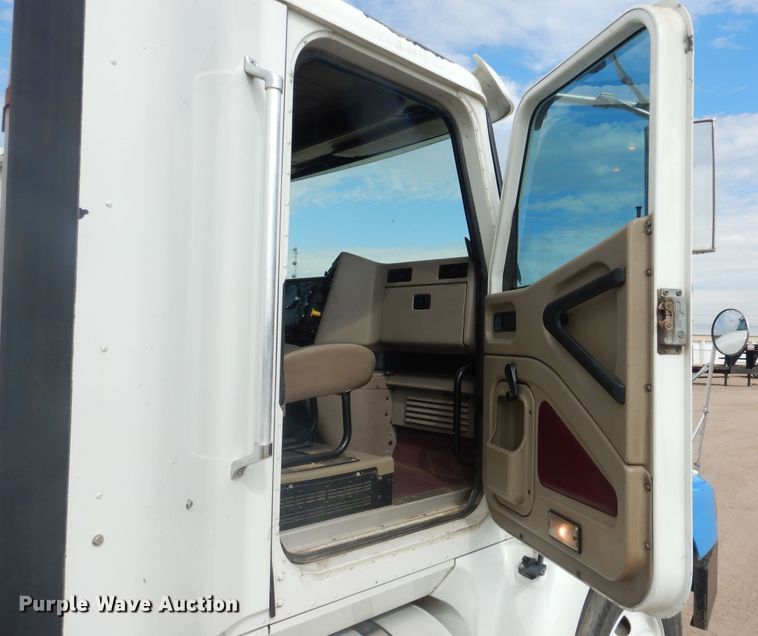 image for item HI9170 2007 International 9200  semi truck