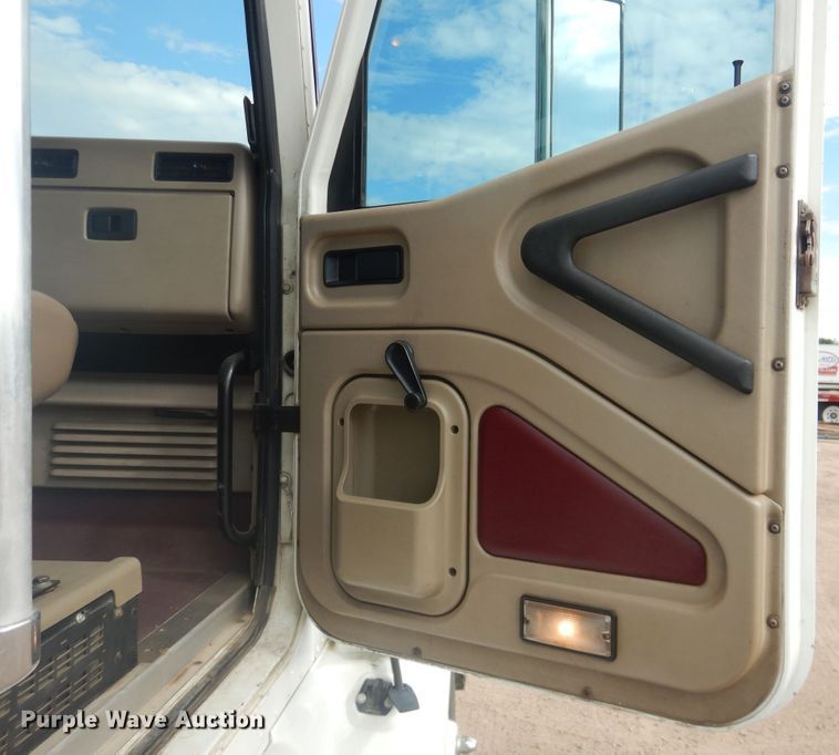 image for item HI9170 2007 International 9200  semi truck