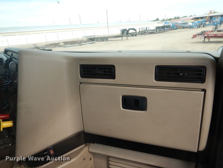 image for item HI9170 2007 International 9200  semi truck