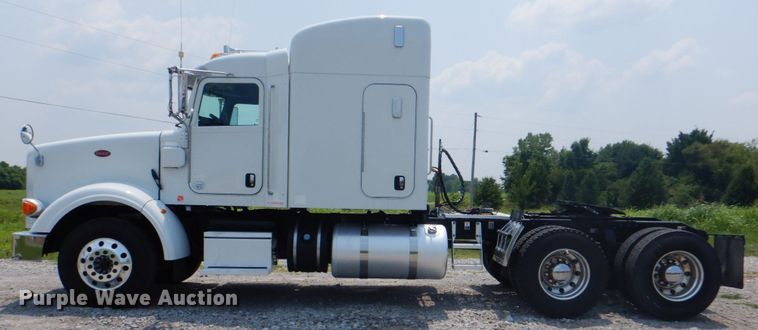 image for item HT9366 2013 Peterbilt 367  semi truck