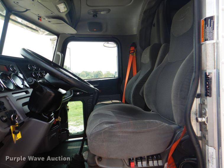image for item HT9366 2013 Peterbilt 367  semi truck