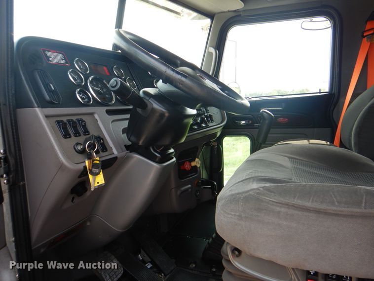 image for item HT9366 2013 Peterbilt 367  semi truck