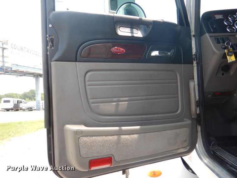 image for item HT9366 2013 Peterbilt 367  semi truck