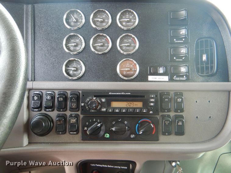 image for item HT9366 2013 Peterbilt 367  semi truck