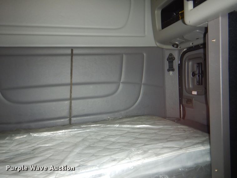 image for item HT9366 2013 Peterbilt 367  semi truck