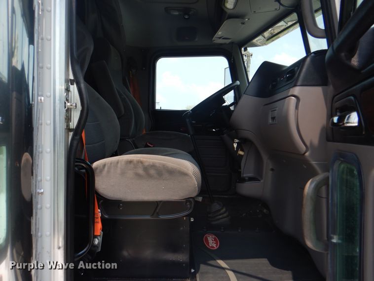 image for item HT9366 2013 Peterbilt 367  semi truck