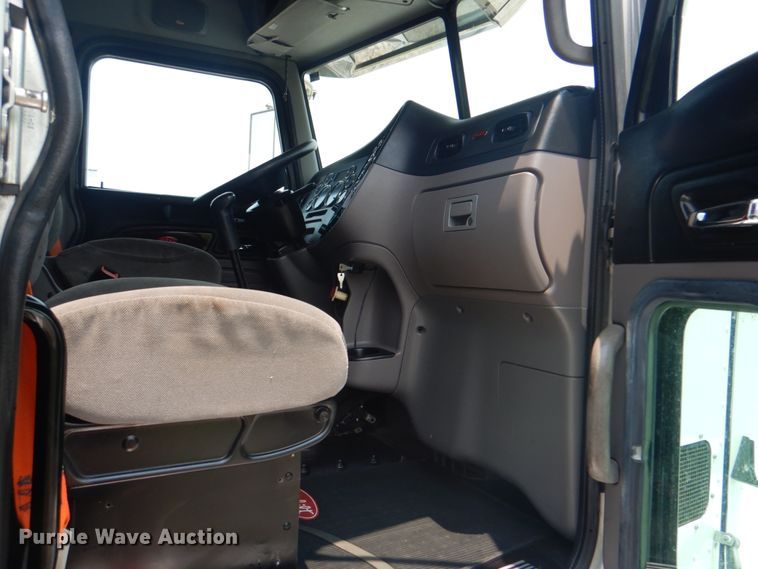 image for item HT9366 2013 Peterbilt 367  semi truck