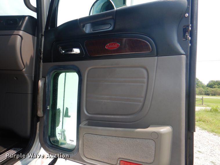 image for item HT9366 2013 Peterbilt 367  semi truck