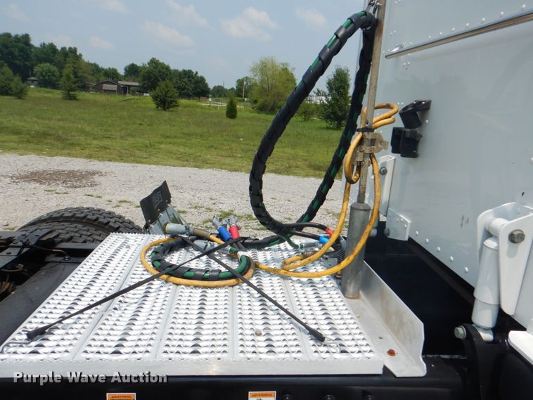 image for item HT9366 2013 Peterbilt 367  semi truck