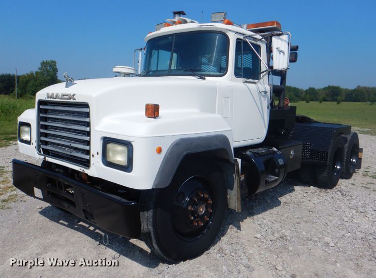 image for item HT9381 1994 Mack RD600  semi truck